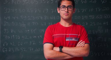 22 dakikada Pi sayısının virgülden sonraki 5 bin basamağını ezbere okudu