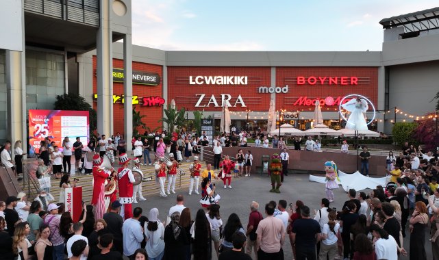 Antalya Migros AVM'de 25'inci yıl coşkusu