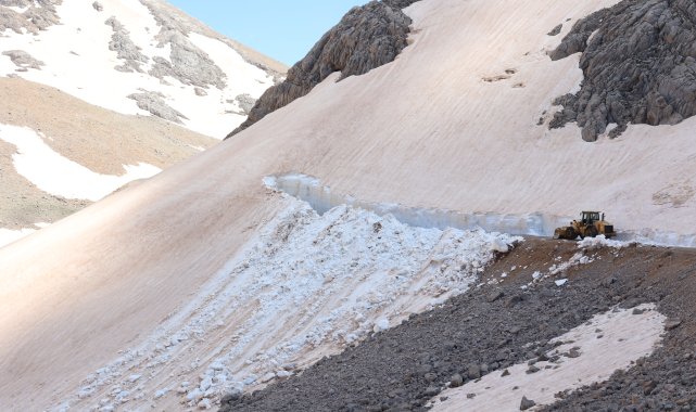 Antalya'da haziranda karla mücadele çalışması