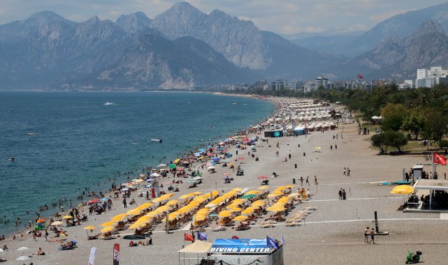 Antalya'da sıcak hava bunalttı, sahiller doldu taştı