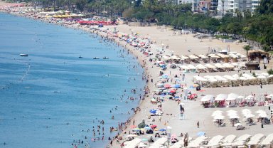 Antalya'da sıcaktan bunalanlar sahillere akın etti