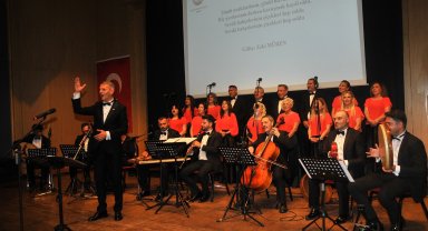 Antalya'da Zeki Müren şarkıları