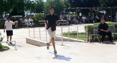 Aracını park edemeyince sınava geç kalan aday içeri alınmadı