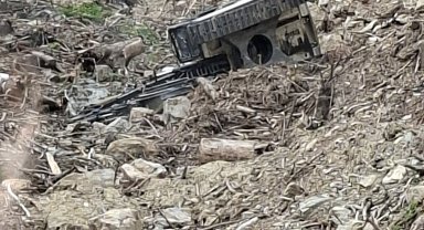 Devrilen iş makinesinin operatörü öldü