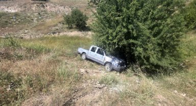 Kamyonet dereye uçtu: 2 yaralı