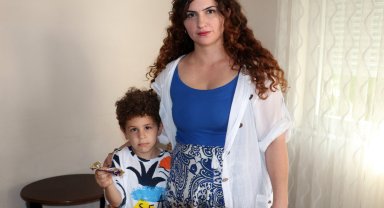 Kekin içindeki nem tutucu maddeyi çikolata sosu zannedip yiyince zehirlendi