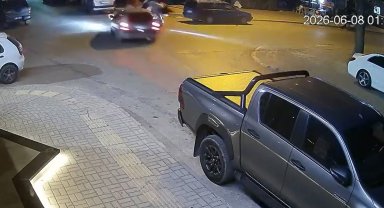 Motosikletle otomobilin çarpıştığı kaza kamerada