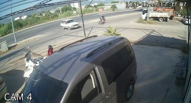 Otomobil ile motosikletin çarpıştığı kaza güvenlik kamerasında