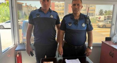 Sahte dövizle alışveriş yapmak isterken yakalandı