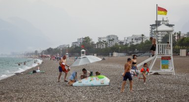 Yağmura aldırmadan yüzmeye devam ettiler