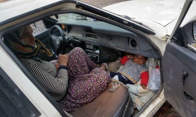 6 Aylık bebeğin araçta ayak altındaki tehlikeli yolculuğu