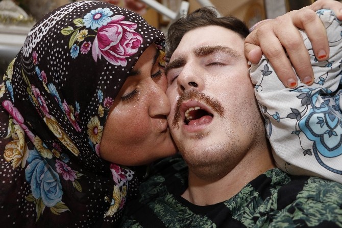 7 Yıldır İsmini Dahi Bilmediği Felçli Çocuğa Bakan Gülsüm Anne’den Macar Başbakana İnsanlık Dersi