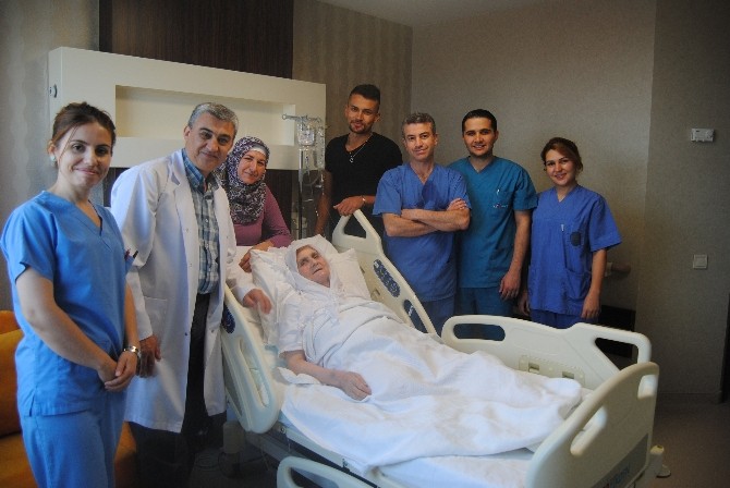 80 yaşındaki hastaya uyutulmadan safra kesesi ameliyatı yapıldı