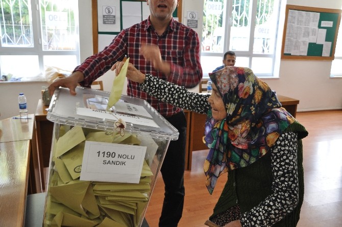 82 Yaşındaki Kadının Oy Kullanma Sevinci