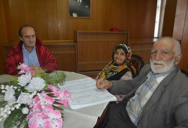 90 Yaşında 6'nci kez Nikah Masasında