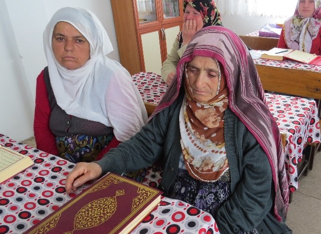 90 yaşında Kur'an- Kerim okumayı öğrendi