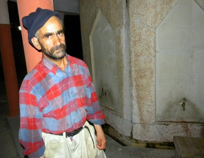 Abdest alırken ceketini çaldılar