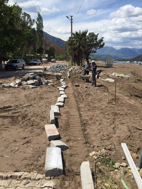 Adrasan’da bozulan parkeler ve yürüyüş yolu yenileniyor