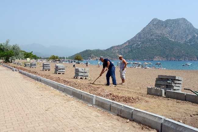 Adrasan'da sahilde yürüyüş yolu yapılıyor