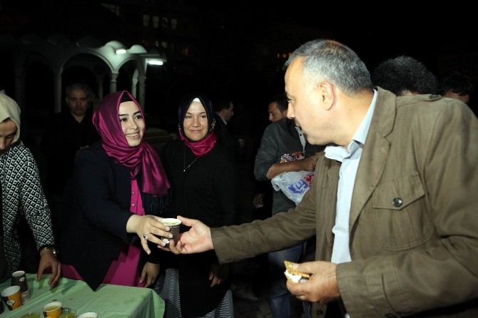 AK Parti adayı Çelik, kandil şerbeti ikram etti