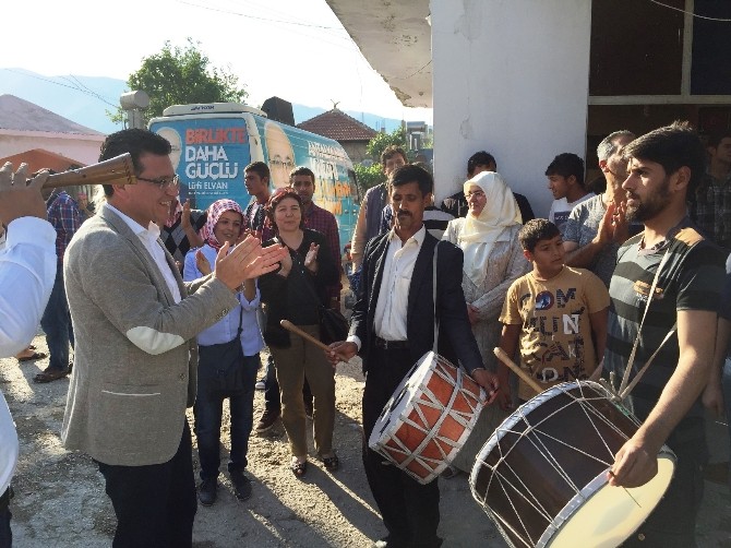 AK Parti adayı Uslu, Roman Mahallesi'nde davul zurnayla karşılandı