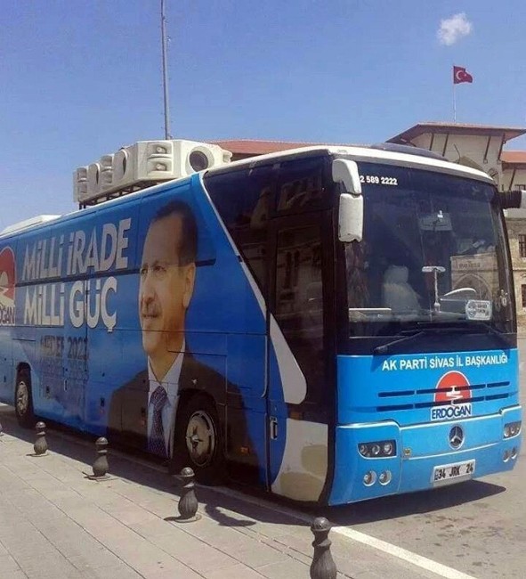 AK Parti seçim otobüsüne saldırı