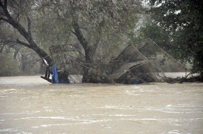 Akıntıya kapılan 4 balıkçı kurtarıldı