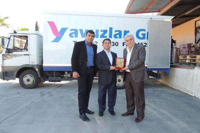 Aksuda güreşe destek verenlere plaket 