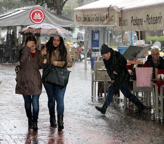 Alanya’da Dolu Yağışı Hayatı Felç Etti