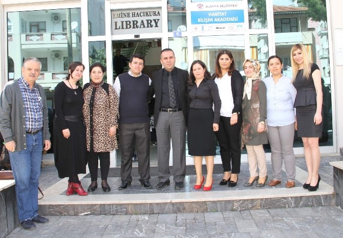 Alanya’da en çok kitap okuyan öğrenciler ödüllerini aldılar