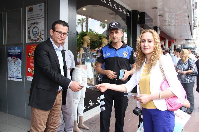 Alanya’da engelsiz trafik için uyarıcı afişler dağıtıldı