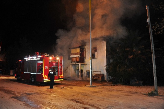 Alanya’da iki katlı ahşap bina yandı
