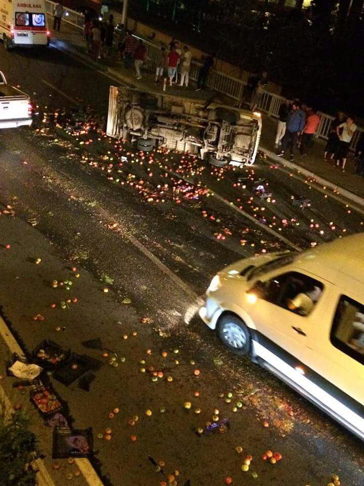 Alanya’da meyve yüklü kamyonet devrildi
