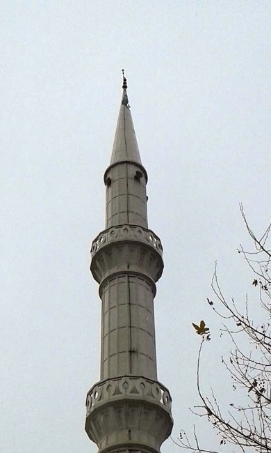 Alanya’da minareye yıldırım düştü
