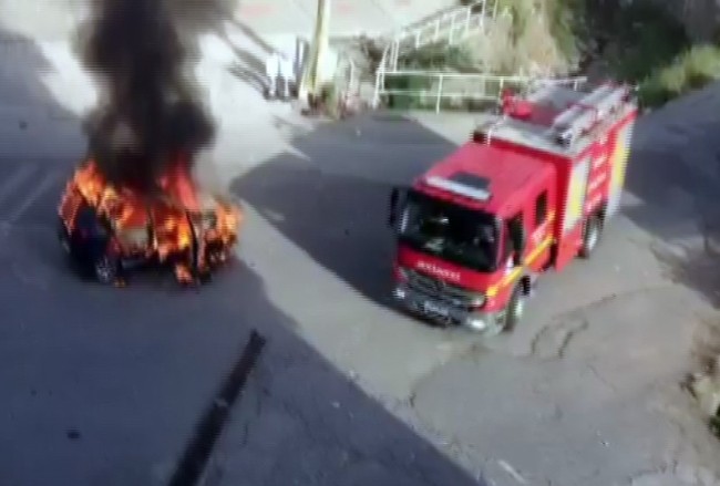 Alevler içinde kalan otomobil sürücüsü zor kurtuldu