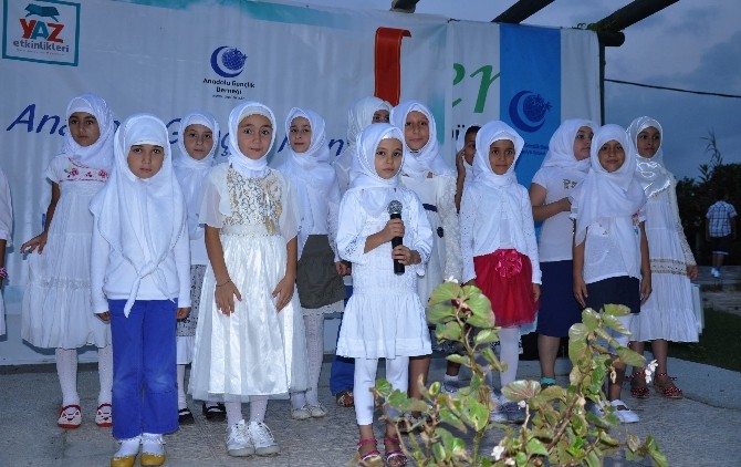 Anadolu Gençlik Derneğinden Belge töreni ve iftar