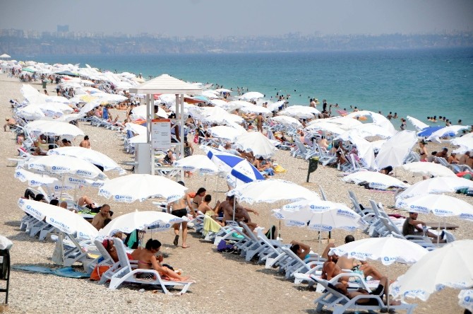 Antalya da Bayramın ilk gününde sahiller doldu