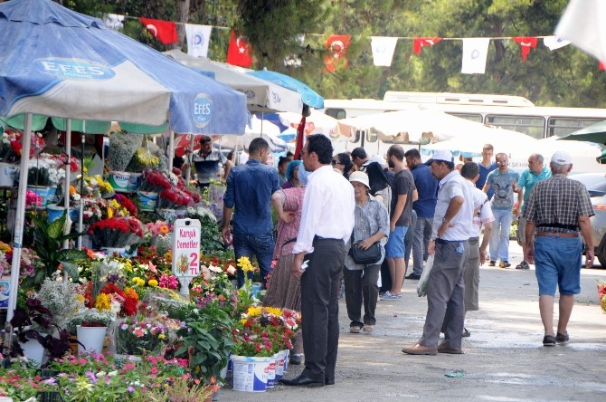 Antalya da mezarlıklara ziyaretçi akını