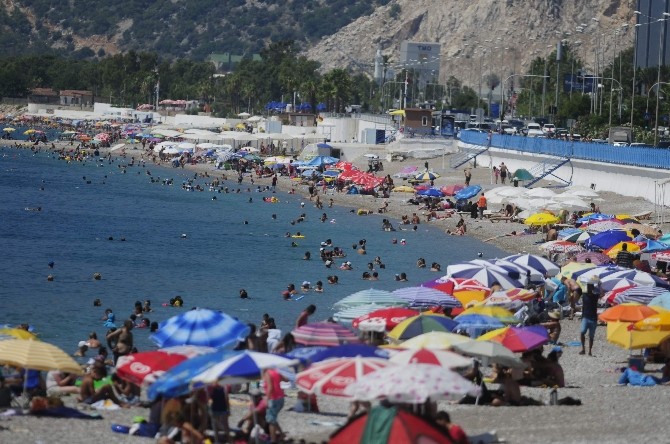 Antalya Sahillerinde Bayram Yoğunluğu