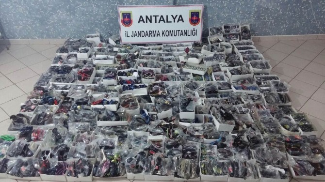 Antalya’da 120 bin lira değerinde gümrük kaçağı güneş gözlüğü ele geçirildi