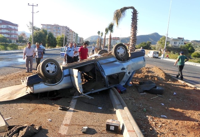Antalyada 2 trafik kazası: 1 ölü, 2 yaralı