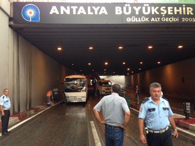 Antalya’da Alt Geçitte Zincirleme Trafik Kazası: 1 Ölü, 7 Yaralı