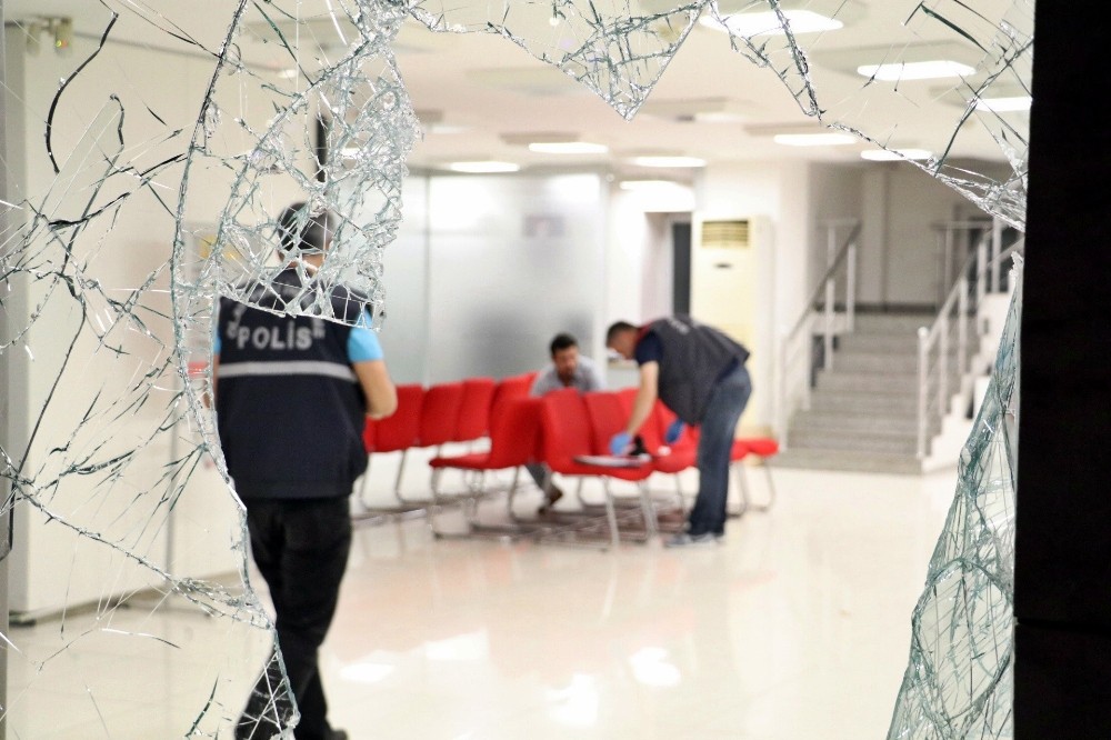 Antalya’da banka şubesine baltayla zarar veren şahıs teslim oldu