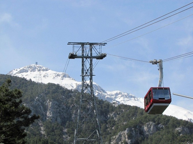 Antalya’da Çocukların Kar Sevinci
