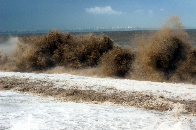 Antalya'da dalga boyu 3 metreyi geçti