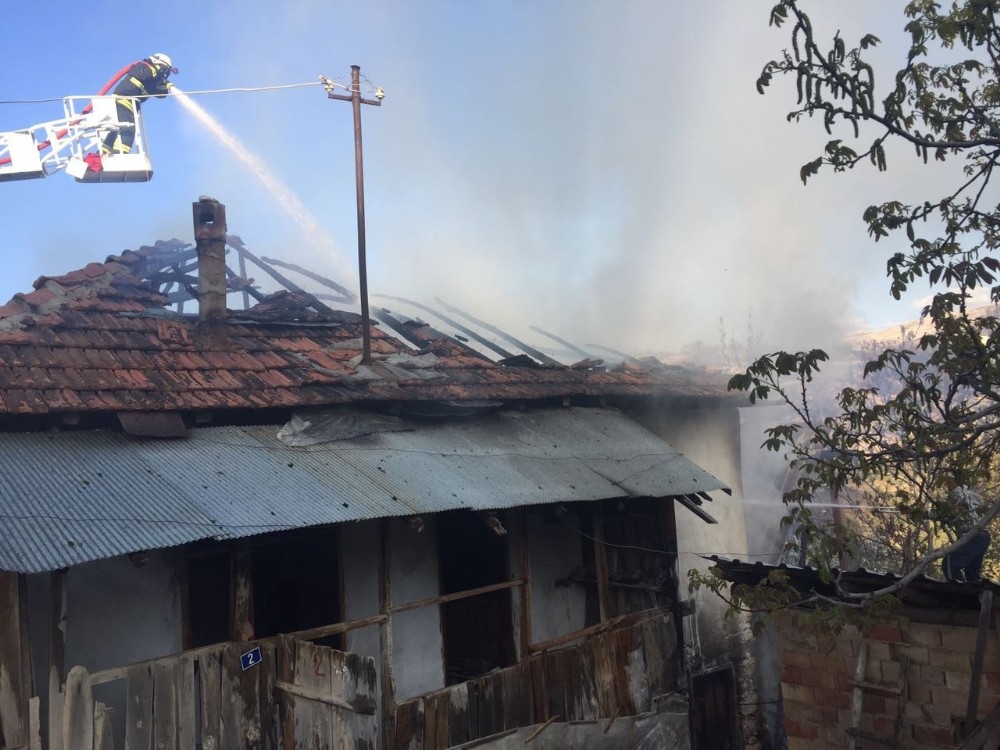 Antalya’da ev yangını