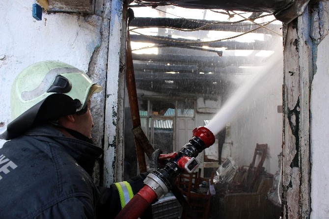 Antalya’da hurda deposunda çıkan yangın paniğe neden oldu