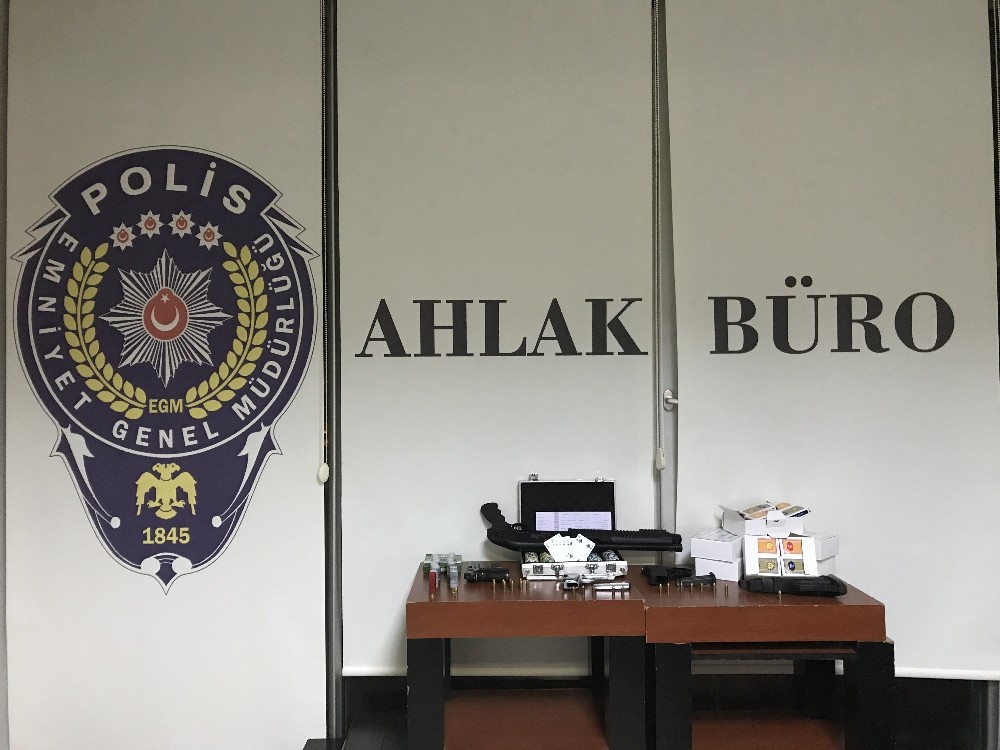 Antalya’da kumar oynatılan dernekte silahlar bulundu