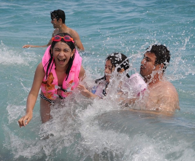 Antalya’da Oyunu Kullanan Denize Koştu