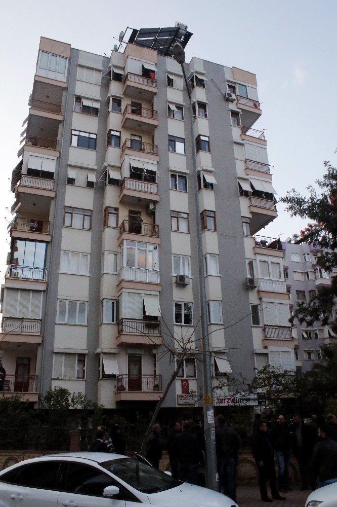 Antalya’da polis evinde intihar etti